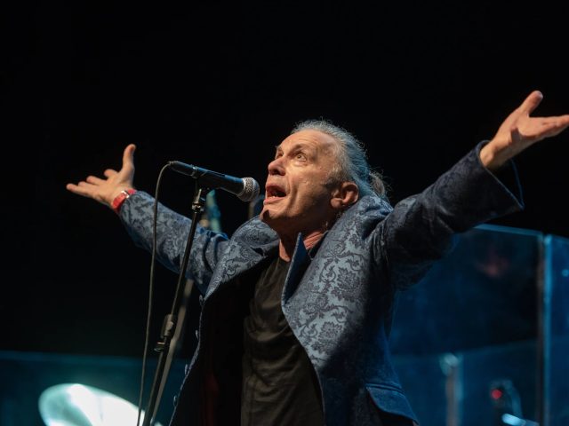 Bruce Dickinson inicia turnê brasileira cantando Deep Purple