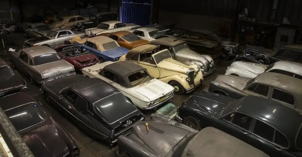 230 carros clássicos guardados há 40 anos numa igreja