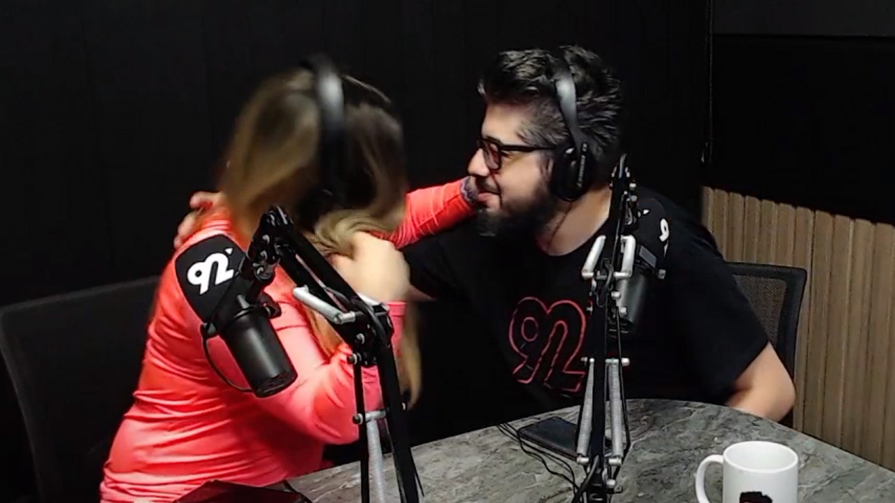 Um beijo de amor entre Bruna Feitoria e Fernando Shock ao vivo na 92fm