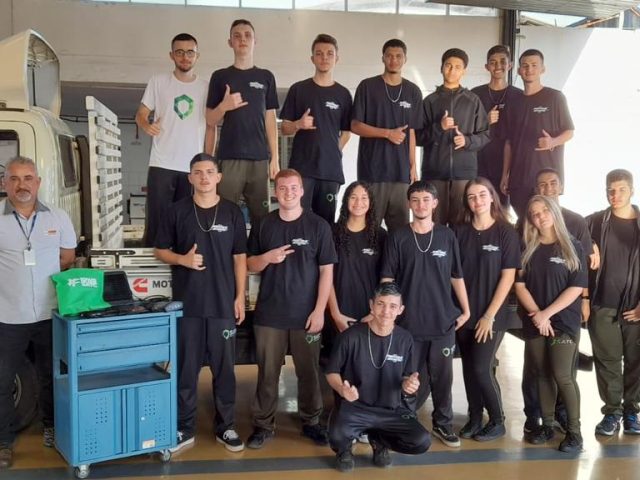 Estudantes de manutenção automotiva da SATC visitam Forauto
