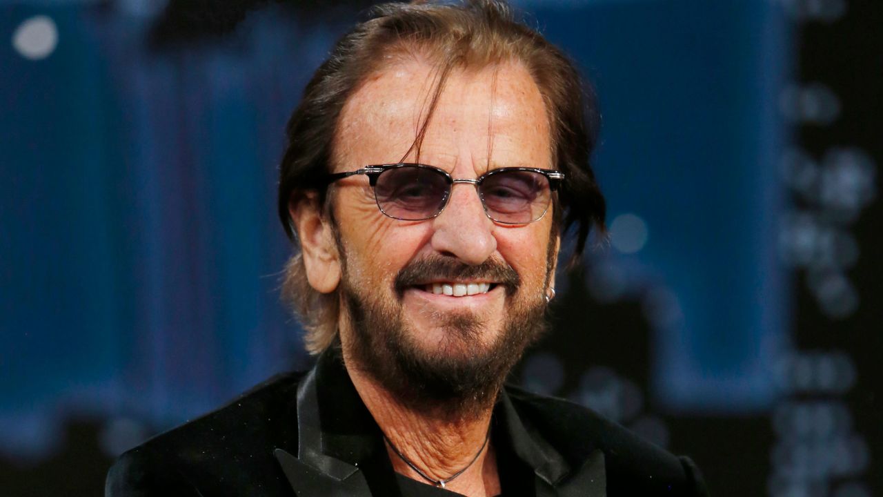 Beatles jamais “falsificariam” voz de John Lennon, afirma Ringo Starr