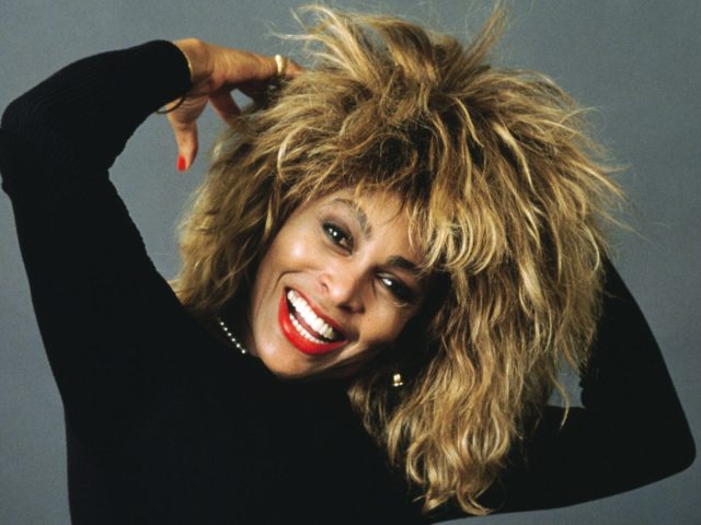 Tina Turner em 1986 recebia a estrela na Calçada da Fama.