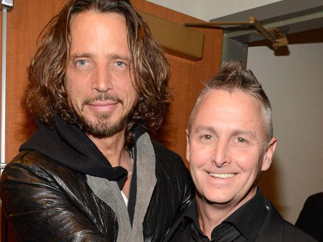 Guitarrista do Pearl Jam, trabalha em uma ópera rock em homenagem a Chris Cornell