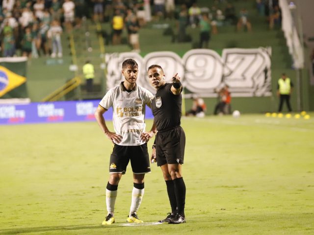 Criciúma vacila em saída de bola e perde para o Goiás fora de casa