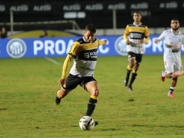 Criciúma sai na frente, mas toma o gol no final e empata fora de casa