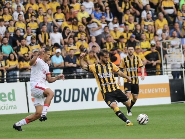 Criciúma tropeça em casa e fica no empate contra o Náutico