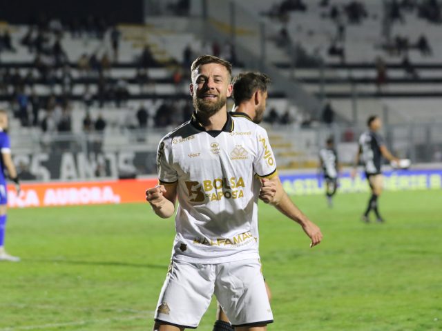 Criciúma vence fora de casa e assume a ponta da Série B