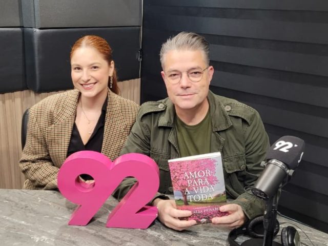 Autora revela como nasceu sua paixão por escrever romances