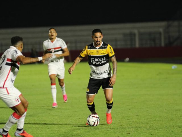 Criciúma sai na frente, mas sofre gol no final e fica no empate