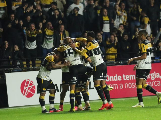 Criciúma volta a vencer e reassume a ponta da Série B