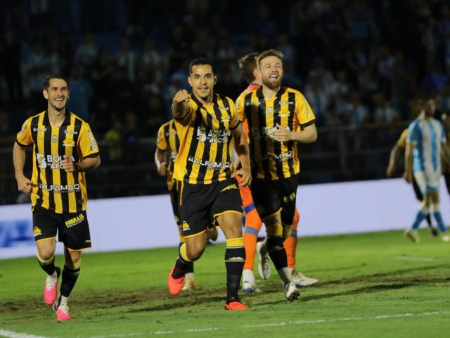 Criciúma vence o Londrina fora e se mantém na briga pelo acesso